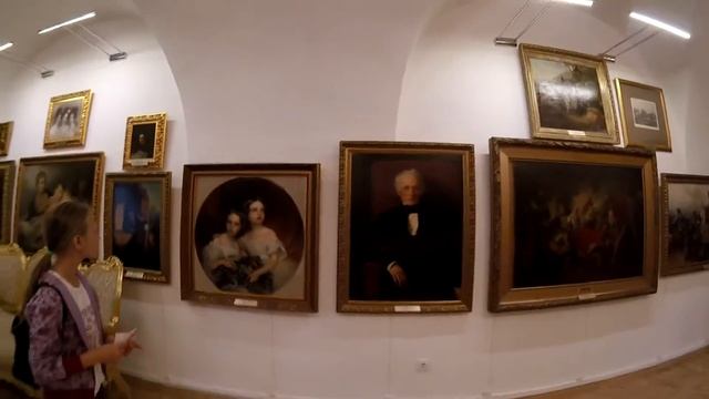 В музее очень красивая музыка. Девушка красиво играет на фортепиано смотреть онлайн