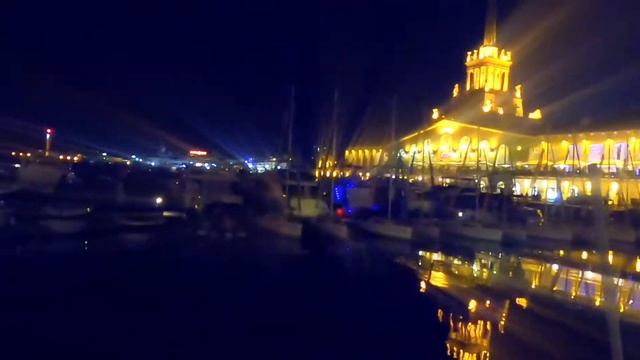 Ночью в Сочи!!!  Морской порт в отражении #сочи#порт#фонтан#внутреннийтуризм