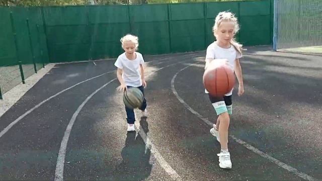 съёмки физры, набили мяч вокруг стадиона. мини оператор Алёна, снимались Ксюша и ЛенаМик смотреть онлайн