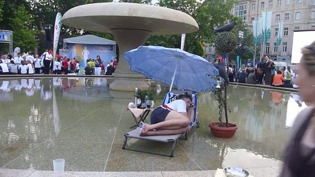 SHOW ACT - MAN SLEEPING IN WATER FOUNTAIN  FRANKFURT ALTE OPER