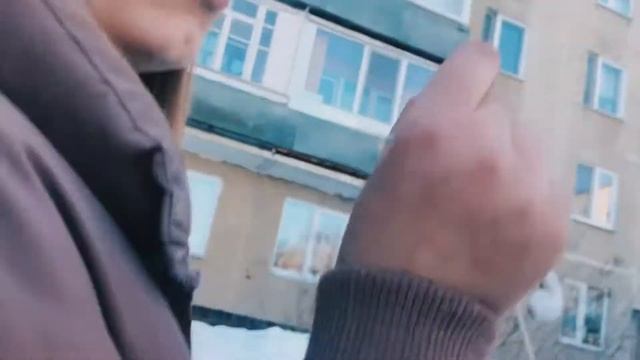 Оператор Кристина К и интервьювер Дарья С ходят и ищут у кого-то взять интервью смотреть онлайн