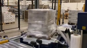 Упаковка паллеты с укрыванием верха защитной плёнкой | Паллетообмотчик ROBOPAC TECHNOPLAT 3000
