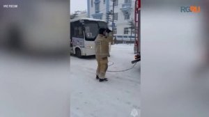 Мощный снегопад накрыл улицы Магадана