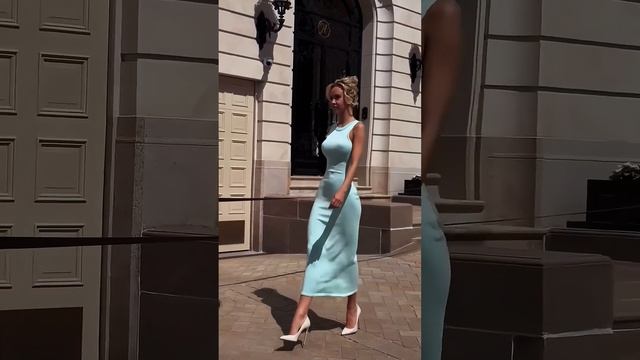 Модное платье, облегающее фигуру, станет идеальным выбором для сегодняшнего дня