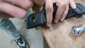 сузуки Балена  устанавливаем личинки дверей от авто ваза /3