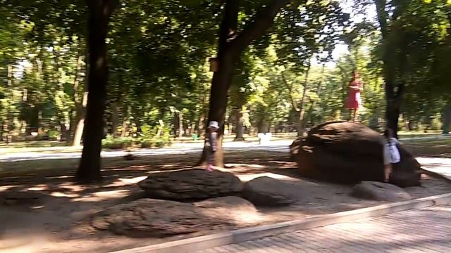 Летний театр в парке имени Т.Г.Шевченко, Украина, Днепр. Старые деревья проросли сквозь крышу. 2016 смотреть онлайн