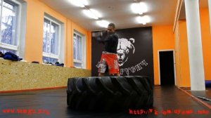 Виталик Бабенко. Работа на Покрышке с Кувалдой. Ударка для бойца