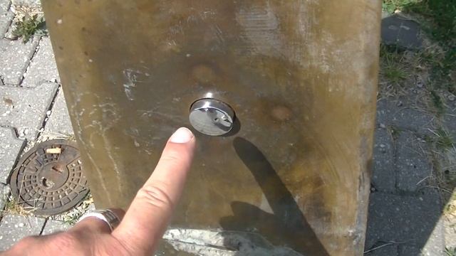 Nefunkčná pitná fontánka vedľa bývalého Propeleru na nábreží v BA смотреть онлайн