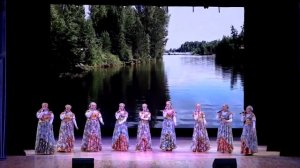 Народный коллектив - вокальный ансамбль "Русская песня"   "Пошли девки на работу"