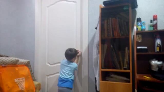 Пацан не может открыть дверь смотреть онлайн