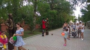 Живые статуи в Евпатории на Дувановской улице