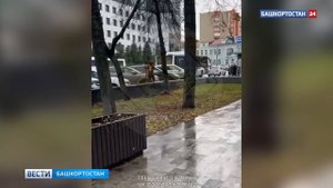 Уфимец прокатил свой велосипед по припаркованным машинам