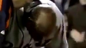 БЕЙСБАЛИСТ ЧЛЕНОМ ОТБИВАЕТ МЯЧ