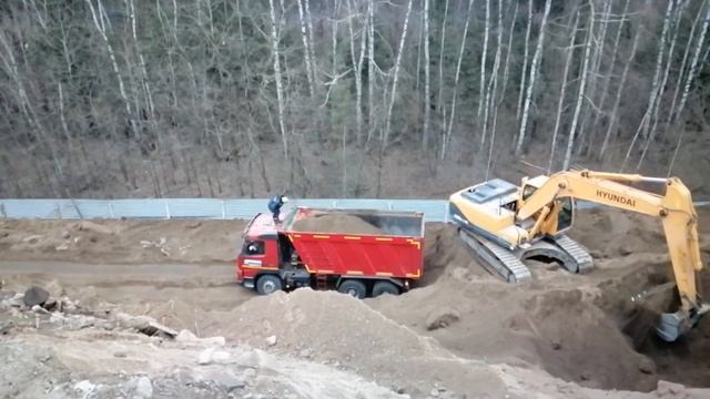 Процесс погрузки отсева боя бетона.