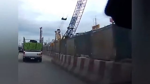 Прилетело сверху | Неожиданные моменты на дороге смотреть онлайн