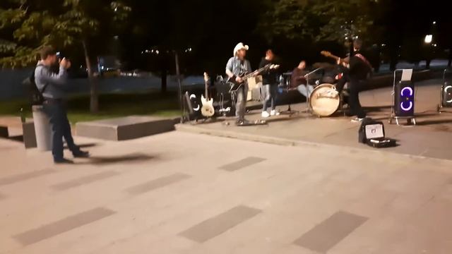 Black Eskimo играет рок смотреть онлайн