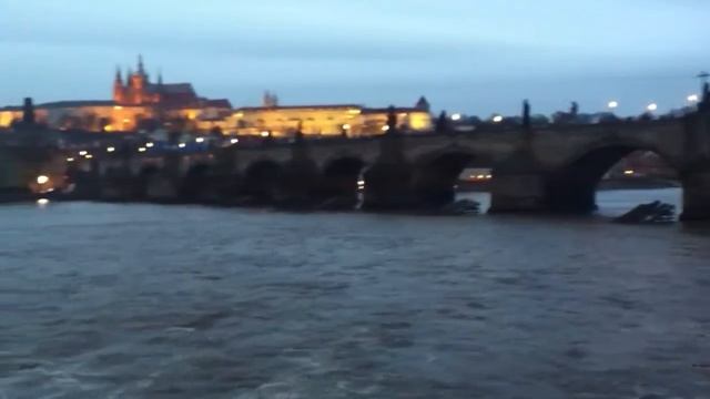Река Влтава и Карлов мост смотреть онлайн