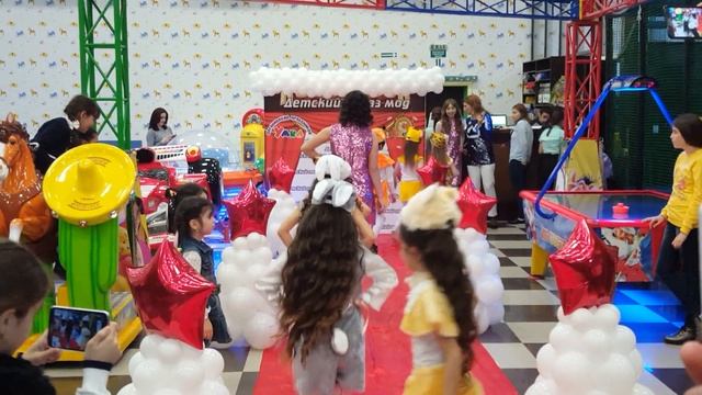 Показ мод... Зверюшки смотреть онлайн