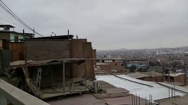 На крышах домов много мусора смотреть онлайн