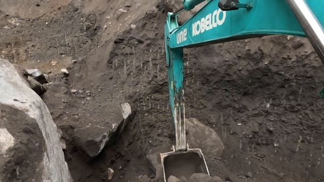 Строительство, экскаватор обнаружил толстый слой песка