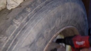 Испытываем аккумуляторный гайковерт Milwaukee 2400 N/m, откручиваем заржавевшие гайки на шпильках к