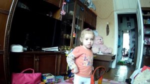 Ксюша показывает как танцевали в саду - 09.02.2017