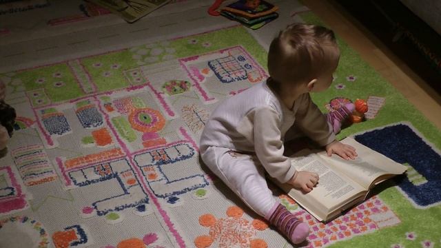A baby reads poems by Pushkin смотреть онлайн