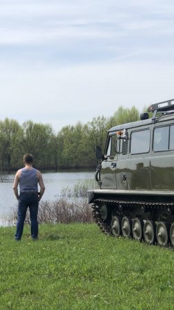 ЗВМ-2411 УЗОЛА популярная модель гусеничного снегоболотохода в пассажирском исполнении кузова