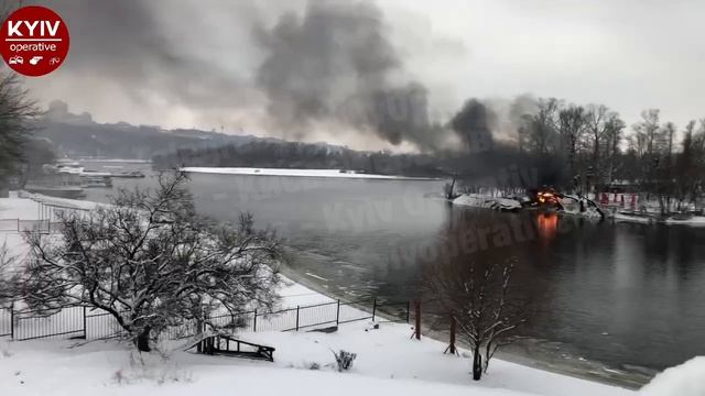 На Гидропарке горит металлическое помещение // Видео: Киев Оперативный смотреть онлайн