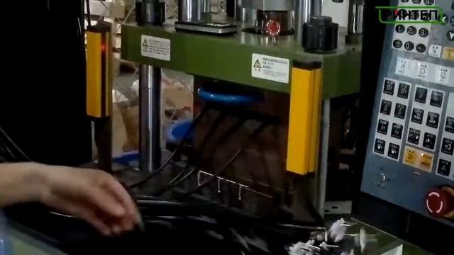 Машина для изготовления штепсельных вилок   вертикальная литьевая машина