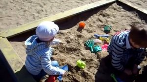 Дети в песочнице