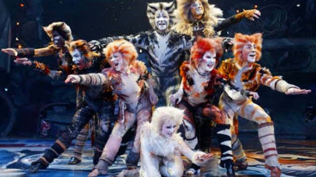 Me singing Memory From the Musical Cats смотреть онлайн