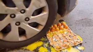 В первые прикольное видео/ колесо машины раздавило разные продукты и игрушки;