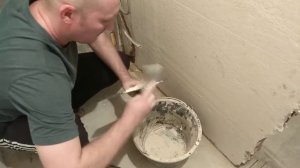 Вмазываем установочную электрокоробку "подрозетник" в стену