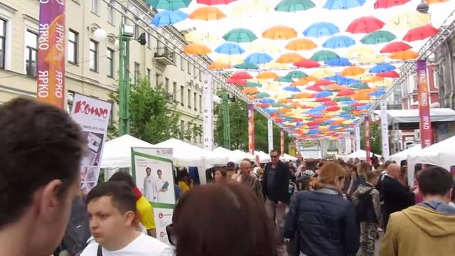 Питер,Соляной переулок,аллея парящих зонтиков,июнь,2017 смотреть онлайн