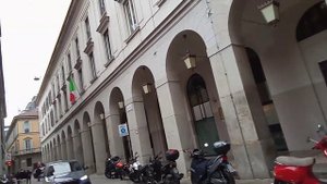 Прогулка вокруг театра Ла Скала. Милан. Италия