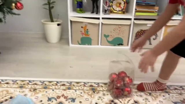 Новогодняя елка. Наряжаем елку . Новый год 2024. Гирлянды смотреть онлайн