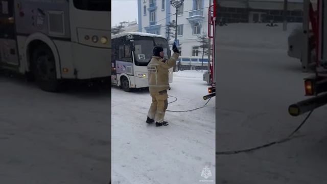 Магадан.Город встал,:сильнейший снегопад привел к транспортному коллапсу.