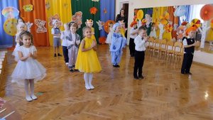 По тропиночке мы к Осени идем (танец).mp4