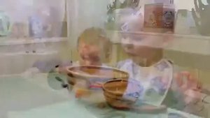 Ребенок кушает самостоятельно ложкой, 1,5 год