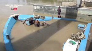 Баржа с диким перегрузом проплывает через плотину