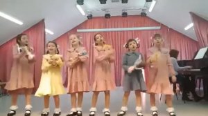 исполняет вокальный ансамбль "Вместе" П.Чайковский, слова К.Аксакова «Детская песенка»