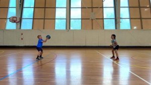 Бросок и ловля мяча снизу