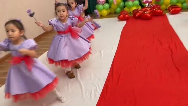 Айзере 5 жас. Балабақшада 8 наурыз мерекесі смотреть онлайн