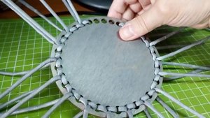 Еще один вариант оплетания фанерного дна газетными трубочками