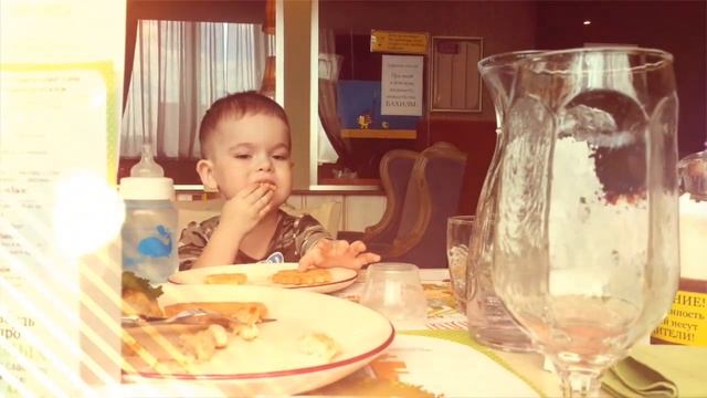 Макс с подругой в кафе  АндерСон 