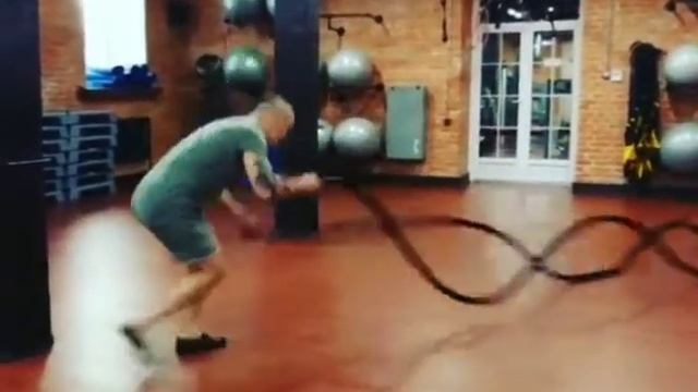 Тренировка с канатом в фитнес клубе Champions функциональная тренировка