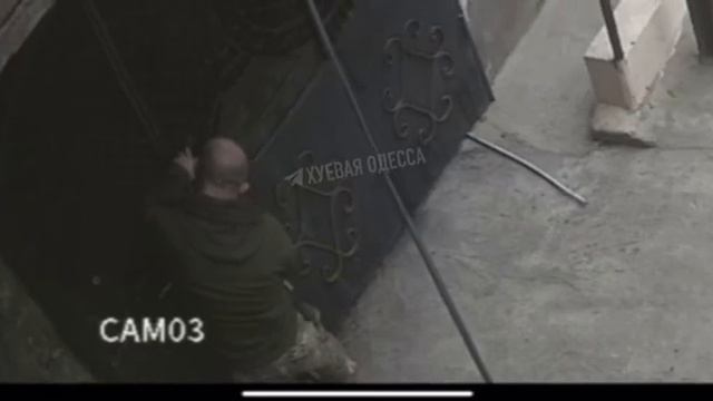 Одесса ⚓️ Спуск Маринеско. Военкоматчик вскрыл отмычкой дверь входа во двор. смотреть онлайн