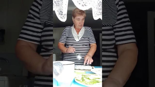 влог. делаю роллы ,мне помогает оператор ✌🤣 смотреть онлайн