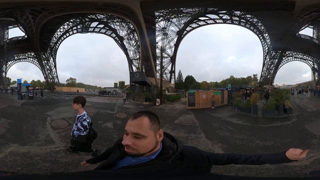 Под Эйфелевой башней 360° смотреть онлайн